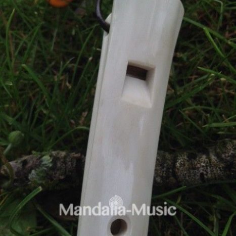 Flute en os de cerf pentatonique Do Maj 440Hz